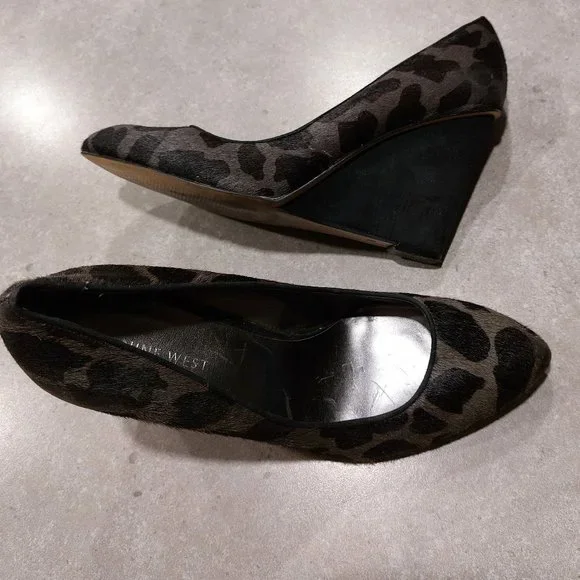 NINE WEST Women's Leopard Calf Hair Print Wedge - Grey & Black - Size 8M - Picture 2 of 11